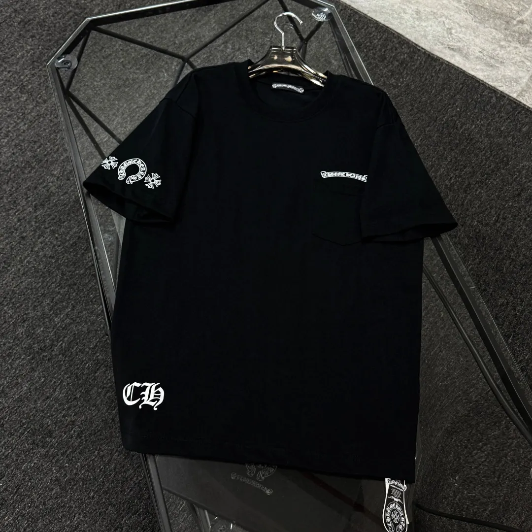 P180 Chrome Hearts Chrome Hearts 25 high version. The fabric is made of 300 grams of high-density cotton. It does not deform or shrink. It has three labels. It is the same style for men and women. Technology: Digital printing. Color: White. Black. SIZE: S-XL.